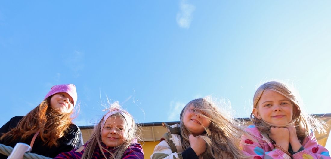 Lapset leikkivät kiipeilytelineessä.