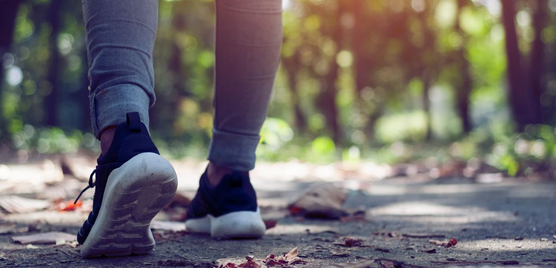 Lenkkitossuun puetut jalat ulkoilureitillä.