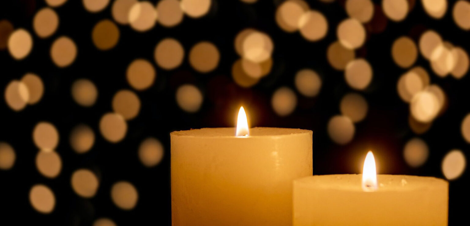 Kaksi pöytäkynttilää.