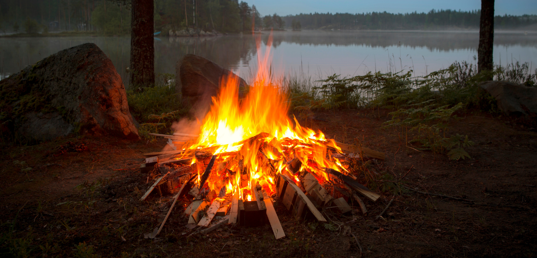 Juhannuskokko palaa rannalla.