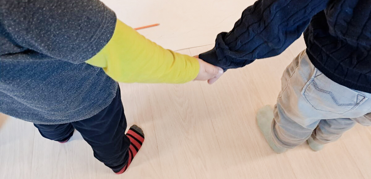 lapset pitävät toisiaan kädestä kiinni