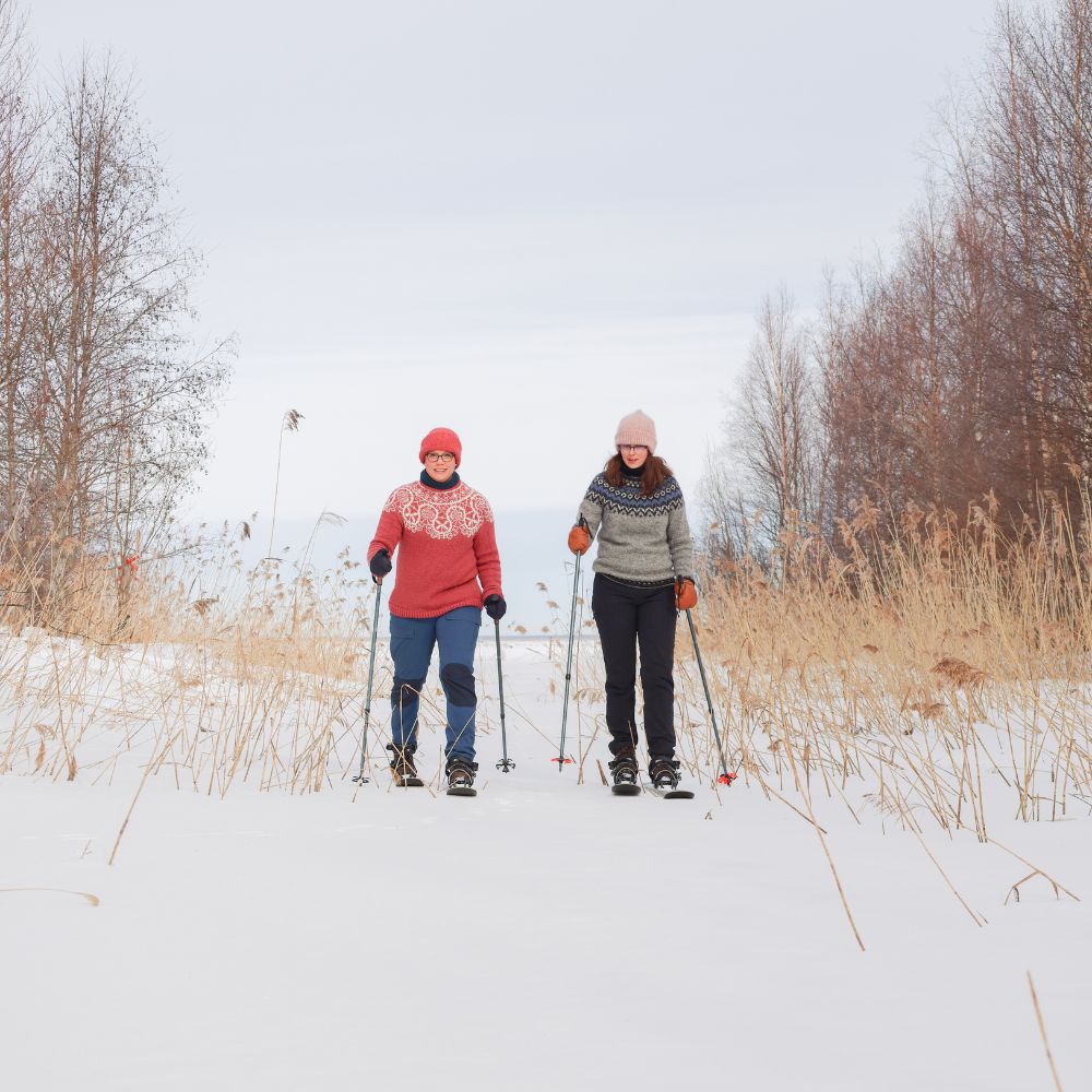 Naiset hiihtävät Liminganlahdella,