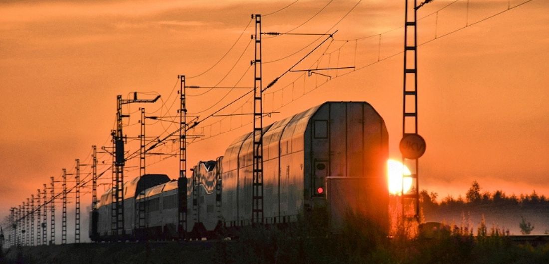Juna peltoaukeamalla aamuauringossa.