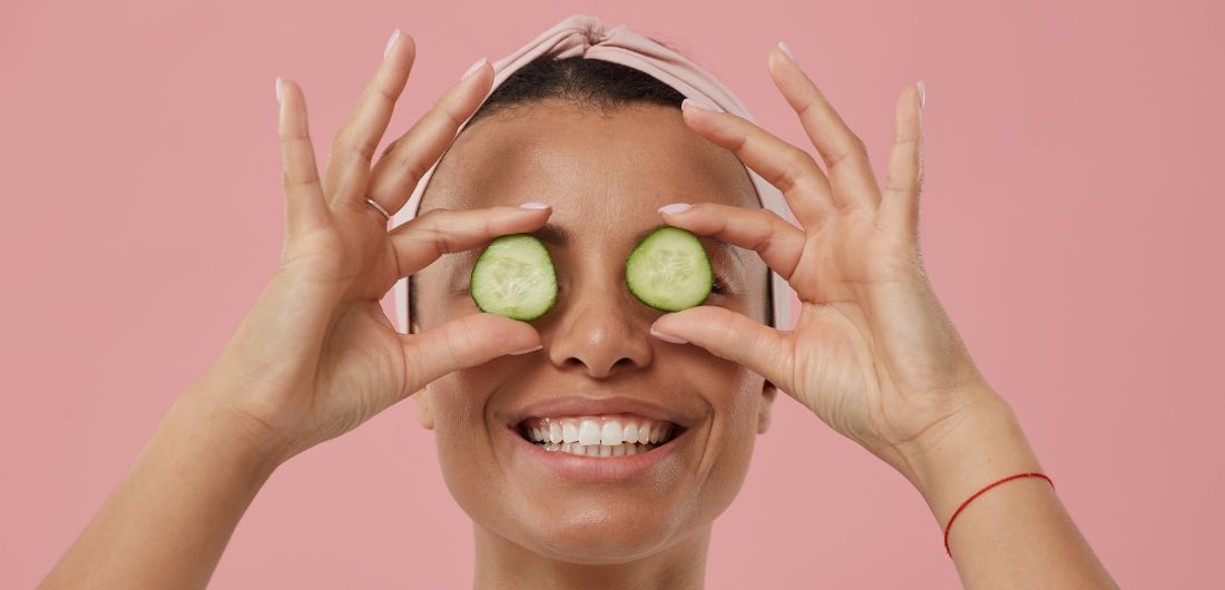 Nainen hymyilee kurkut silmillä.