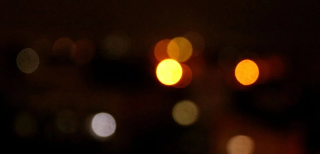 Katuvaloja pimeässä.