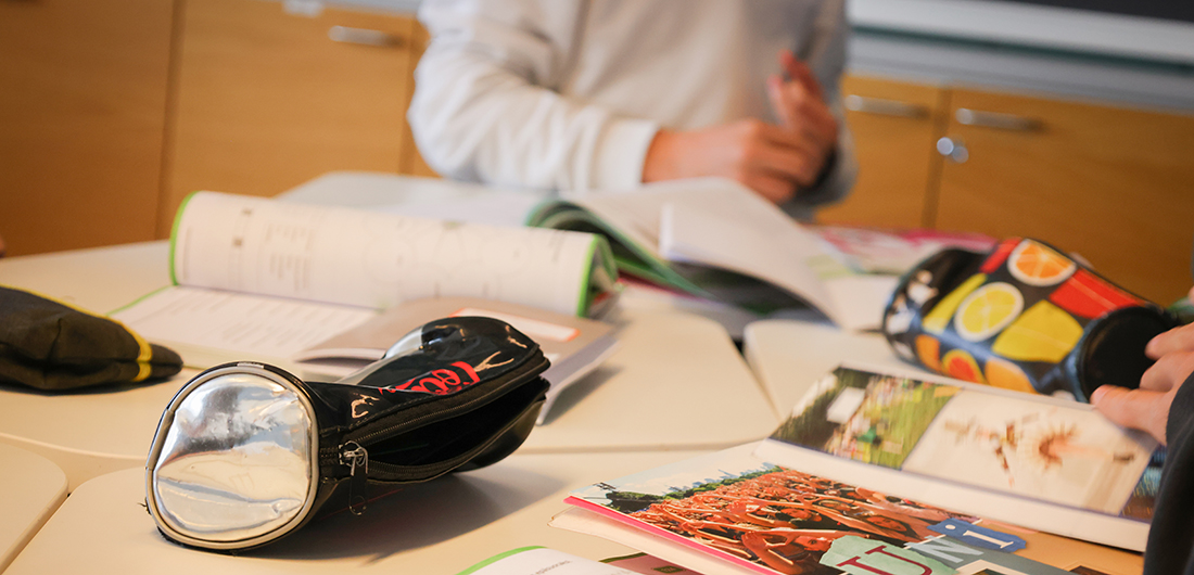 Pulpetilla penaali, vihko ja kyniä.