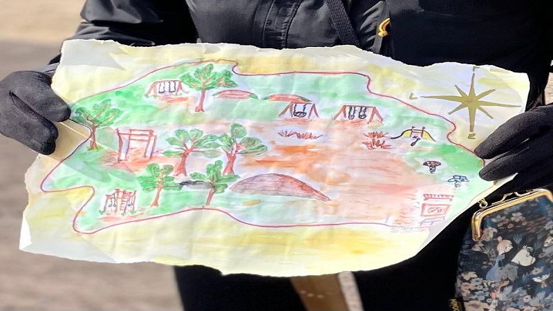 Piirretty aarrekartta ihmisen kädessä