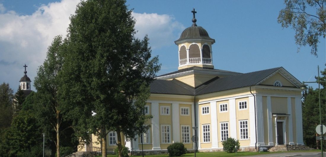 Limingan kirkko kesäisessä maisemassa.