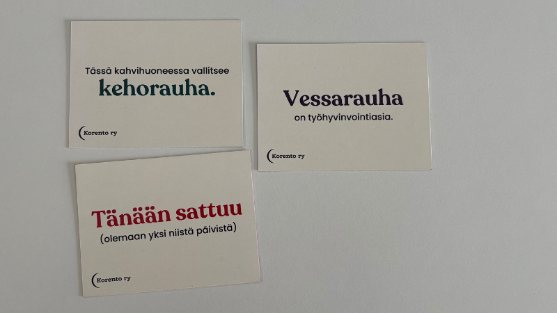 Korento ry:n infoa gynekologisista sairauksista ja oireyhtymistä. Lapuissa lukee otsikot "Tänään sattuu (olemaan yksi niistä päivistä)", "Tässä kahvihuoneessavallitsee kehorauha" ja "Vessarauha on työhyvinvointiasia".