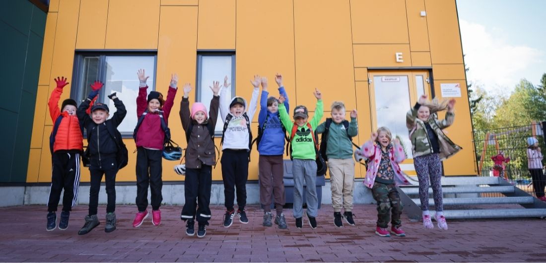 Pienet koululaiset hyppäävät ilmaan