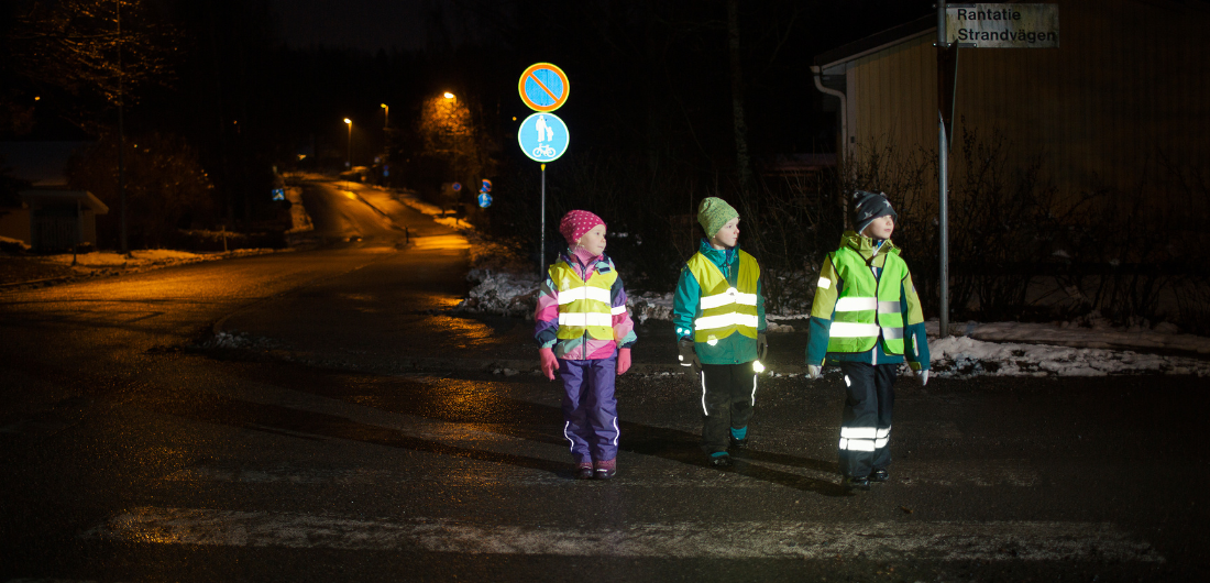 Heijastinliivejä käyttävät koululaiset erottuvat hyvin pimeässä ympäristössä.