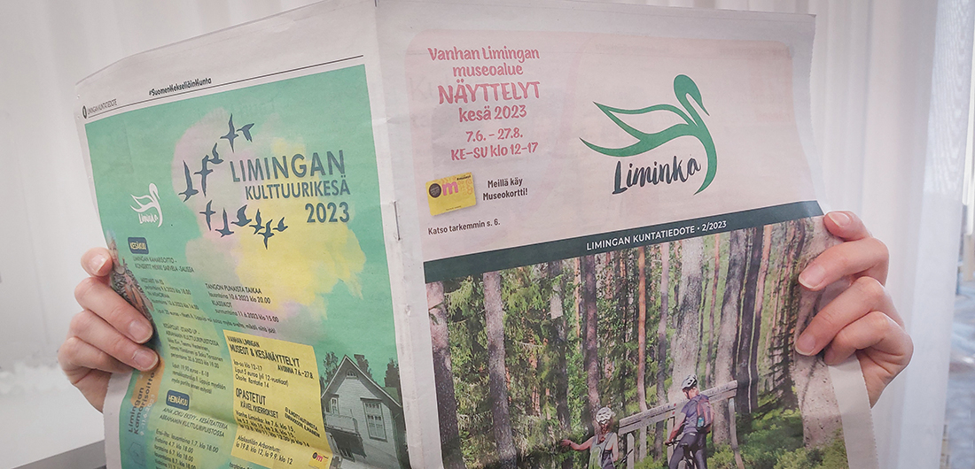 henkilö lukee kuntatiedotetta