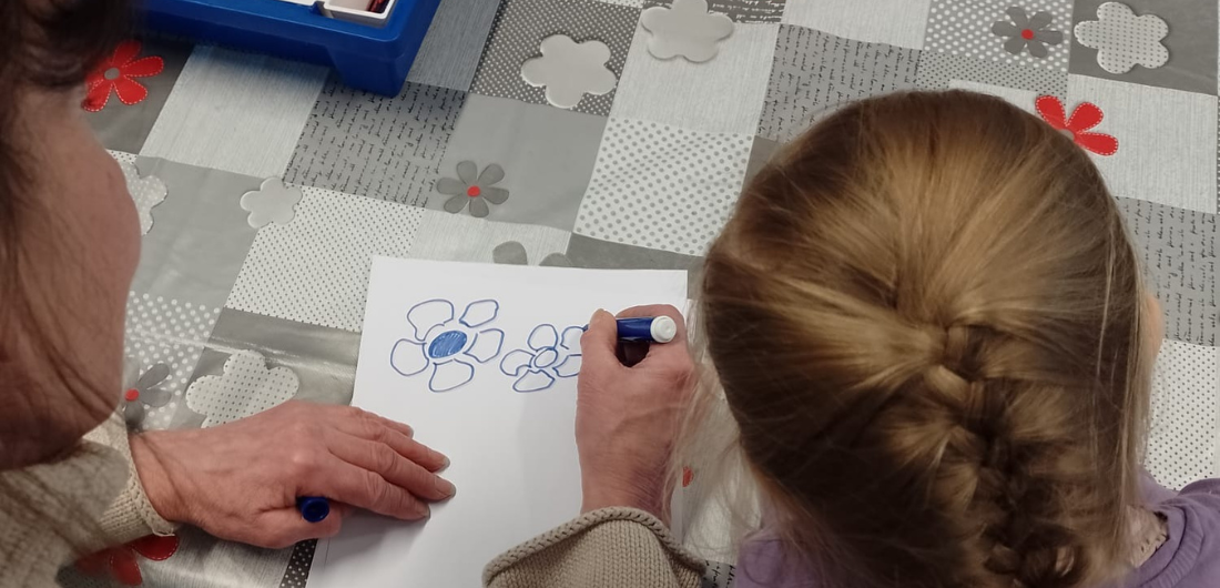 Aikuinen ja lapsi piirtämässä yhdessä.