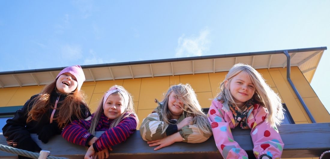 Lapset leikkivät kiipeilytelineessä.