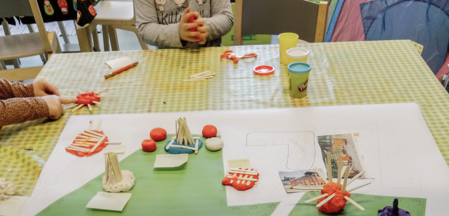 Lapset osallistuvat puistoalueen suunnitteluun.