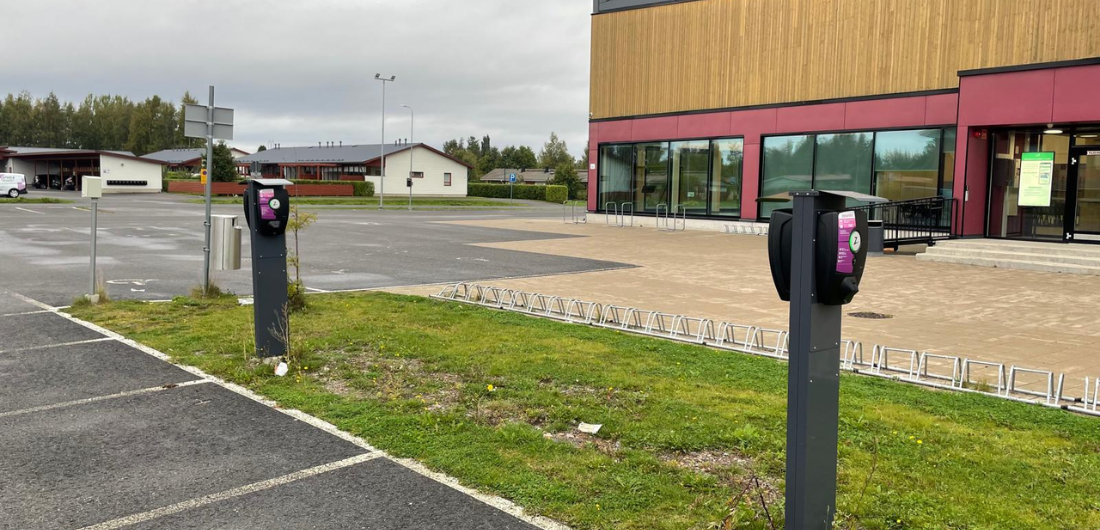 Sähköautojen lataustolpat Krankka-areenalla.