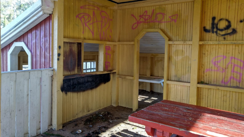 Linnukkapuiston leikkikatos kärsi palovaurioista.