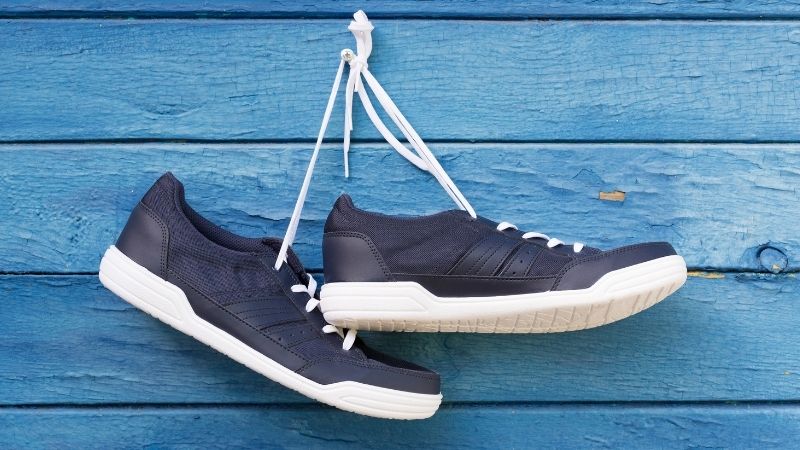 Lenkkitossut roikkuvat lautaseinällä olevasta naulasta.