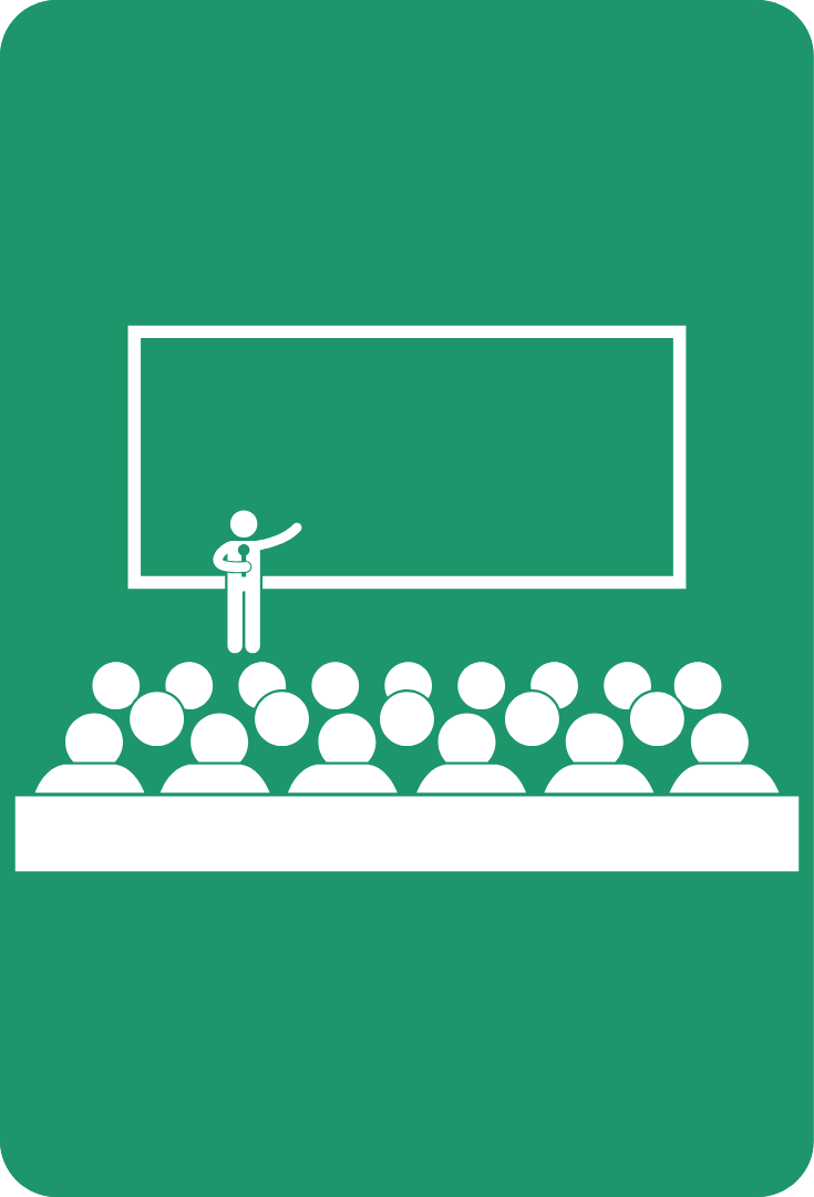 Valkoinen ikoni vihreällä taustalla: henkilö seisoo taulun edessä ja useita hahmoja istuu katsomassa, symboloiden opetusta tai esitystä.