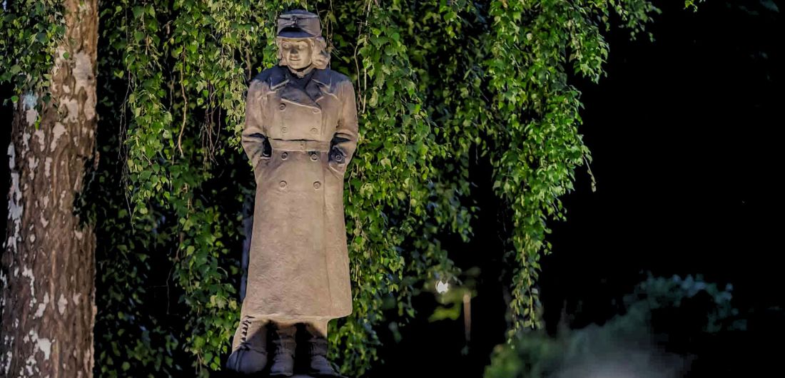 Niina Kailon suunnittelema Lotta-patsas.