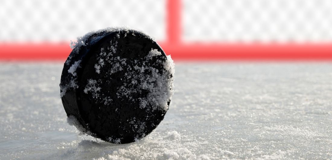 Jääkiekko ulkojäällä.