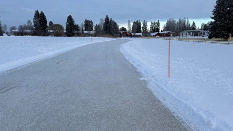 Kuva luisteluradalta, joka kiertää pesäpallostadionilla.
