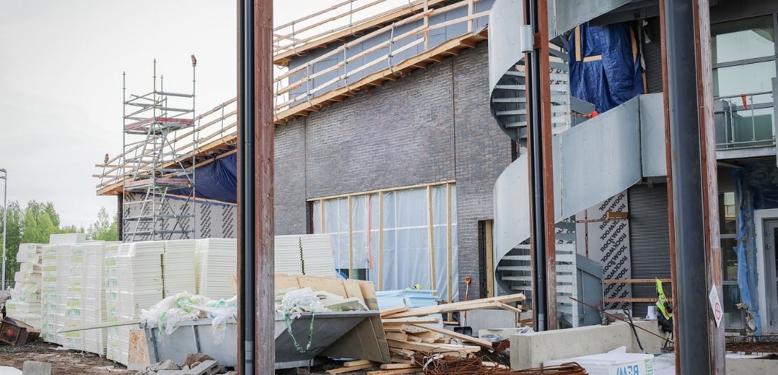 Lukion remontti etenee pihatöillä