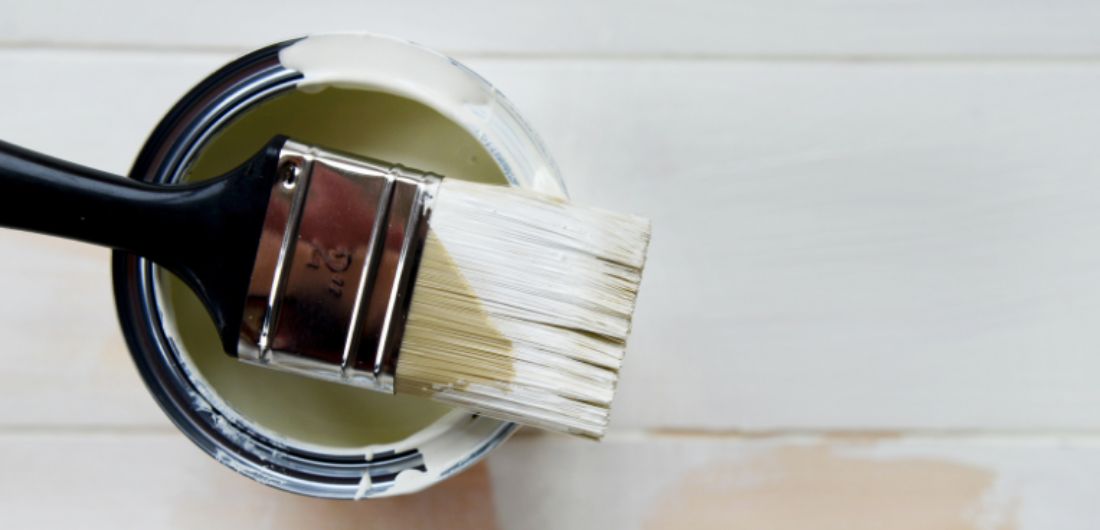 Pensseli maalipurkin päällä.
