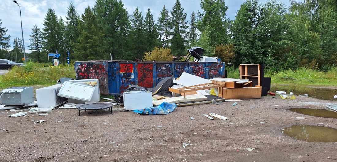 Metallilavan edessä sekalaista jätettä.