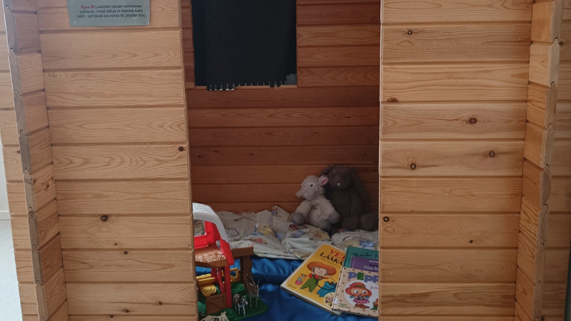 Sisäleikkimökki päiväkodissa: mökin sisällä lasten kirjoja.