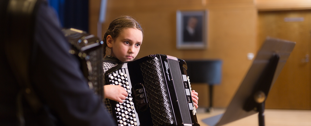 Nuori harmonikansoittaja opettajansa kanssa.