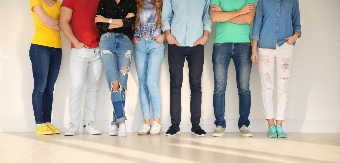 Nuoret seisovat rivissä, ja kuva on rajattu vyötäröstä alaspäin.