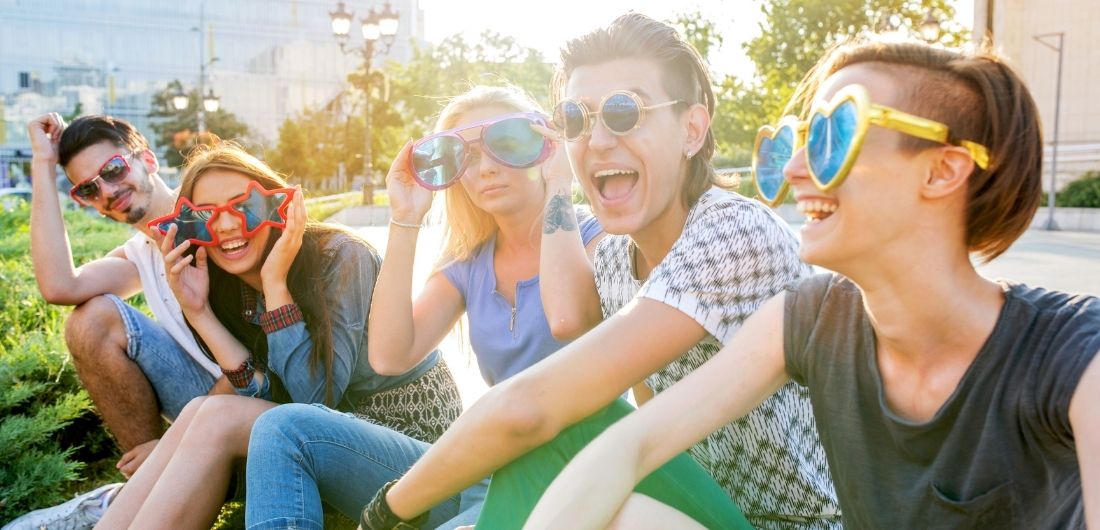 Nuoret nauravat yhdessä.