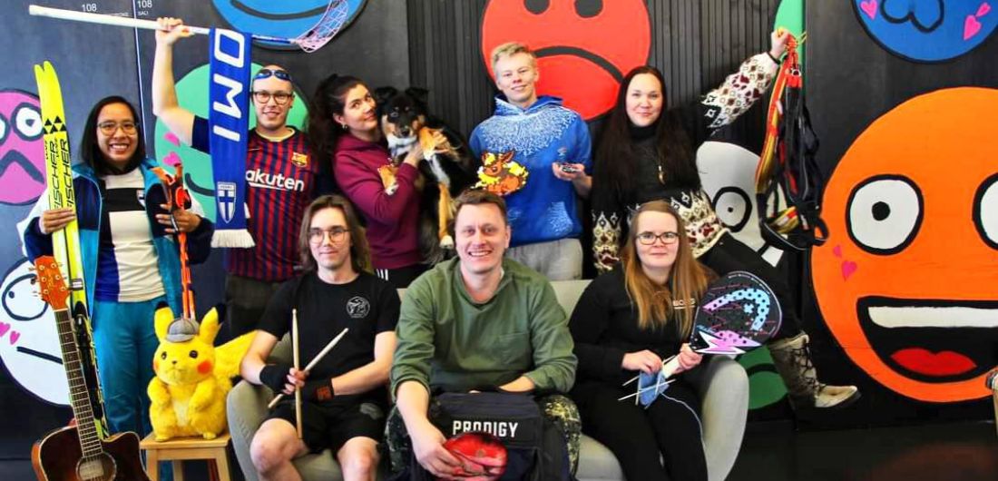 Nuorisopalveluiden henkilöstö kuvassa harrastusvälineineen