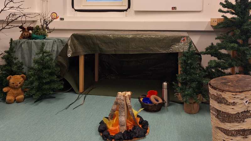 Päiväkodin sisätiloihin on rakennettu metsäleikin nurkkaus, josta löytyy laavu, tekokuusi ja lelunuotio.