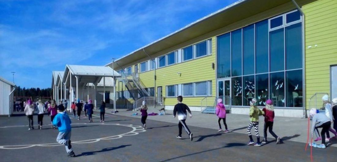 Lapset juoksevat Ojanperän koulun pihalla.