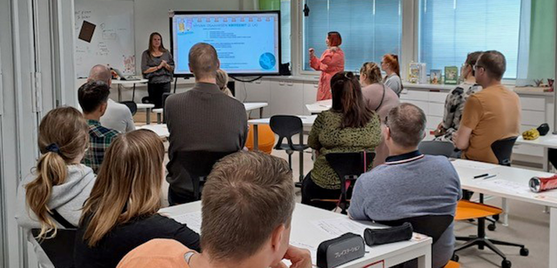 Infotilaisuus Ojanperän koululla. Vanhemmat istuvat luokkatilassa ja opetushenkilökunta kertoo opetuksesta.