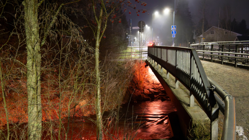 Sunilan silta on valaistu oranssilla värillä YK:n Oranssit päivät -kampanjan kunniaksi.