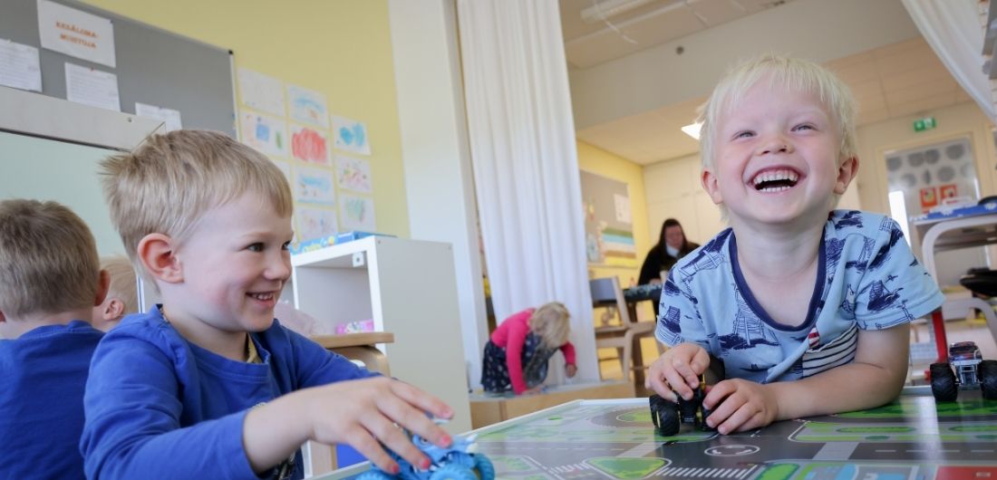 Lapset leikkivät autoilla päiväkodissa.
