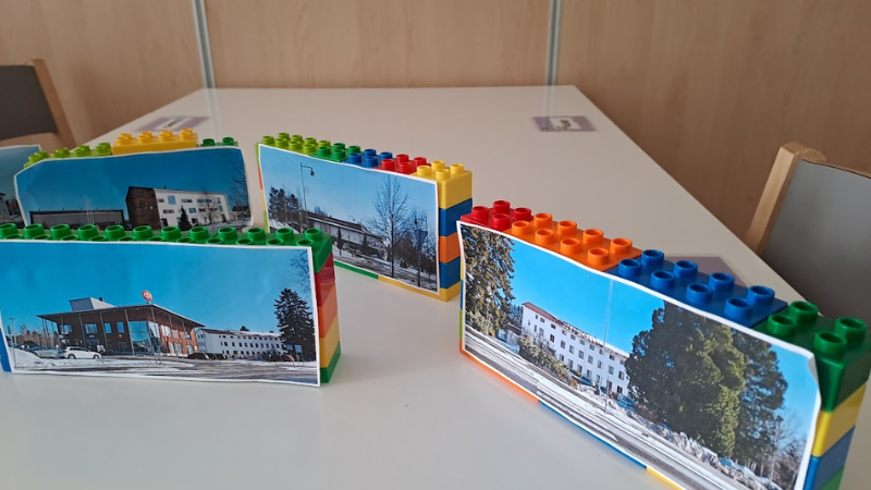 Legopalikoihin on kiinnitetty Limingasta tuttujen rakennusten kuvia.