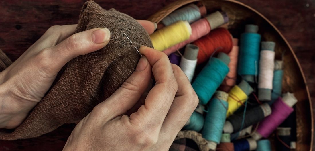 Kädet parsivat vaatekappaletta.