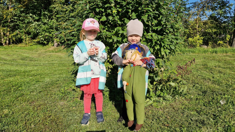 Lapset esittelevät lelupeikkoja