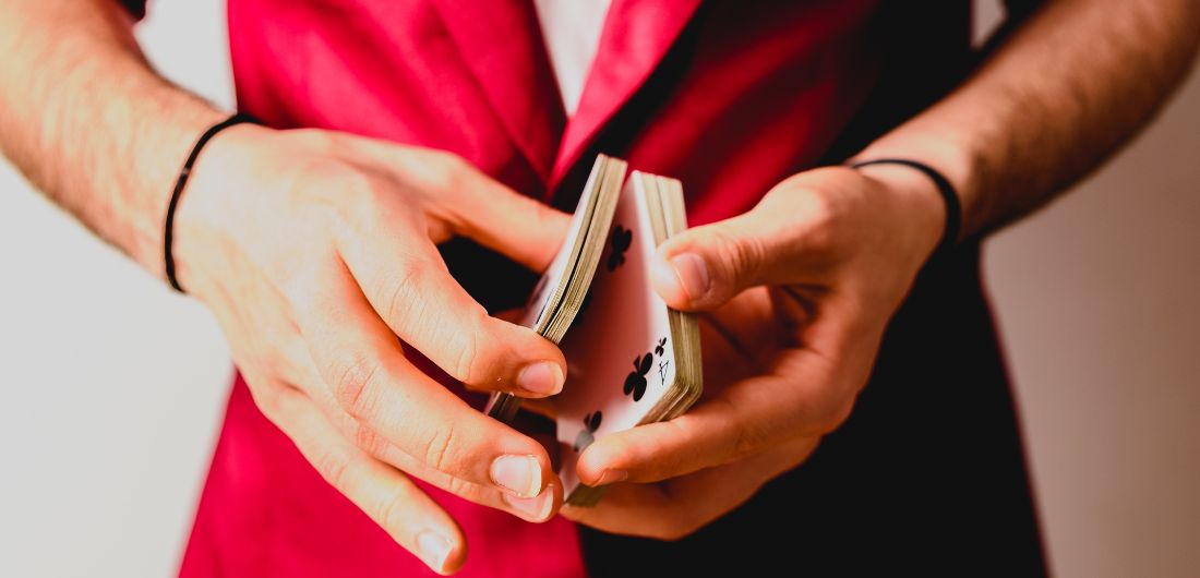 Pelikortteja sekoitetaan.