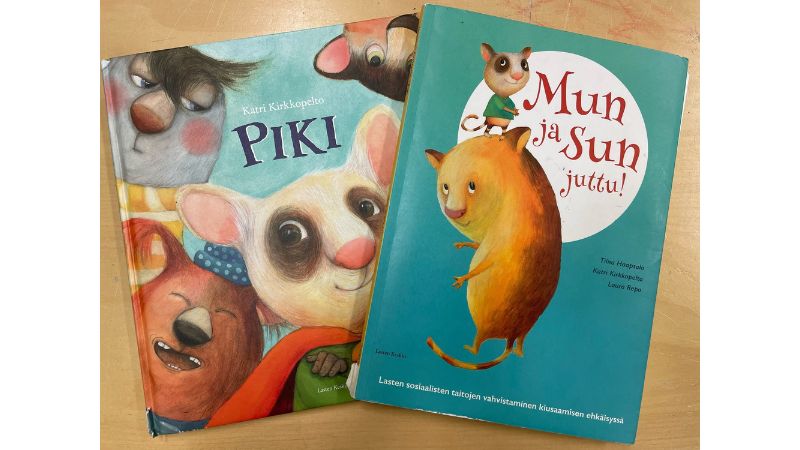 Kuva, jossa on kaksi kirjaa limittäin.