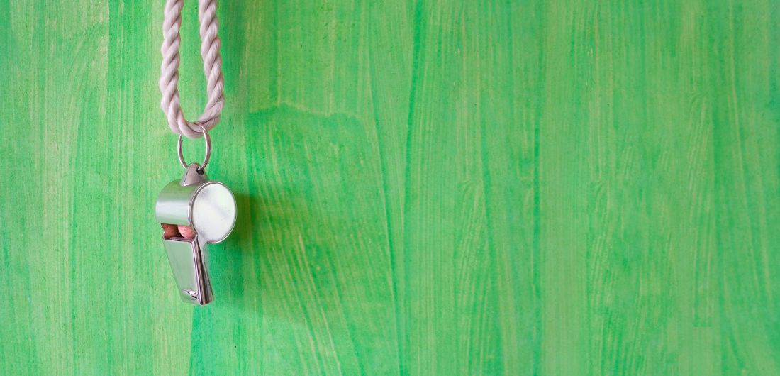 Pilli roikkuu vihreä taustalla.