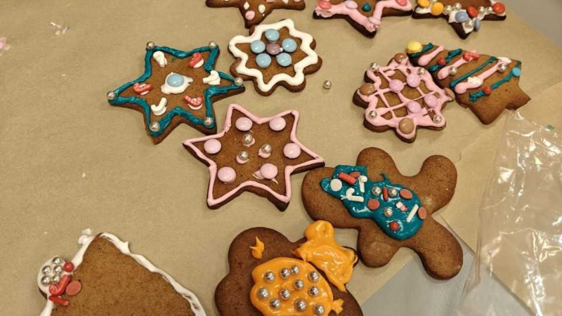 Koristeltuja pipareita leivinpaperin päällä.