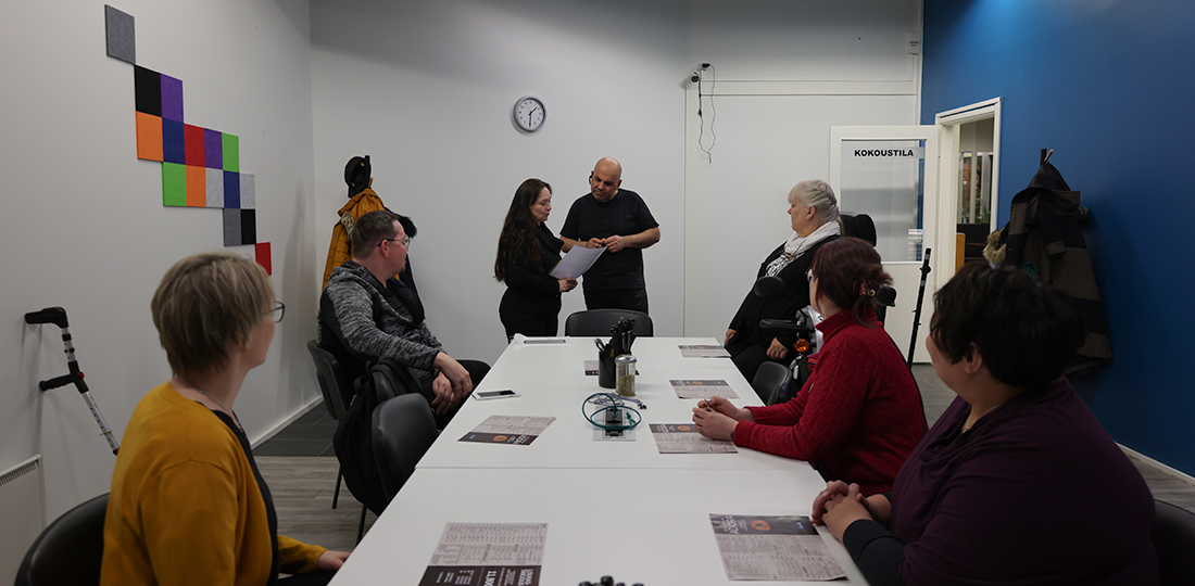 Iloisesti yllättynyt toimitusjohtaja Umit Dogan otti vastaan Limingan vammaisneuvoston myöntämän tunnustuksen. Kunniakirjan ja tunnustuslaatan ojensi neuvoston puheenjohtaja Ritva Laitinen.