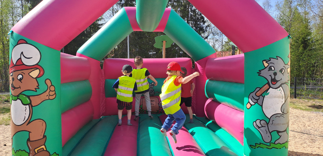 Pomppulinna Tuomiaron päiväkodin pihalla.