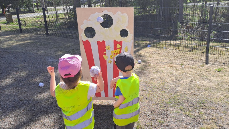 Lapset pelaavat popcornpeliä Tuomiaron päiväkodin pihalla.