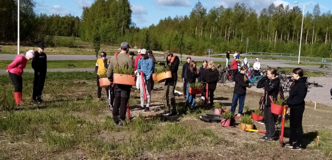 Nuoret ovat lähdössä istuttamaan puita.